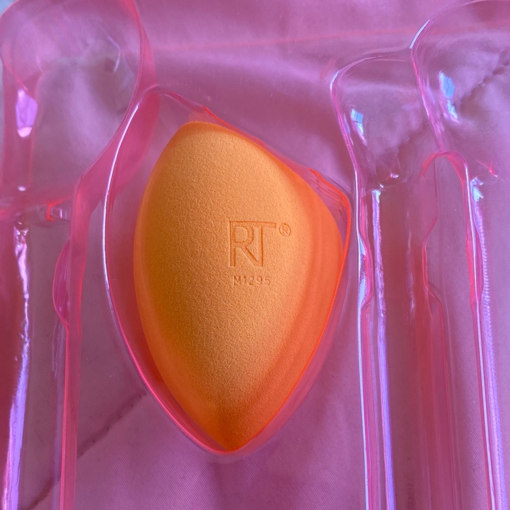 Real Techniques Miracle Complexion Sponge | Angled Side Orange | Brand new